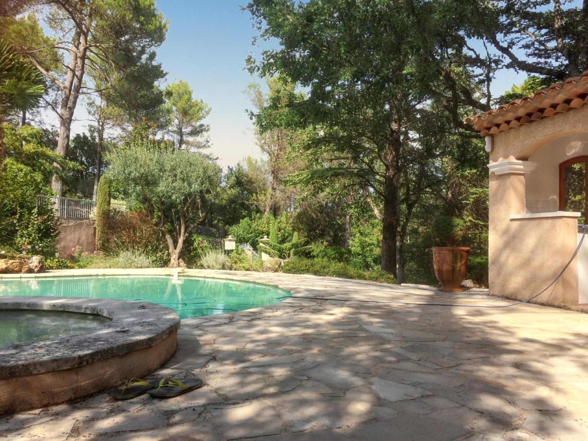 Villa Spacieuse Avec Piscine A Saint Maximin 외부 사진