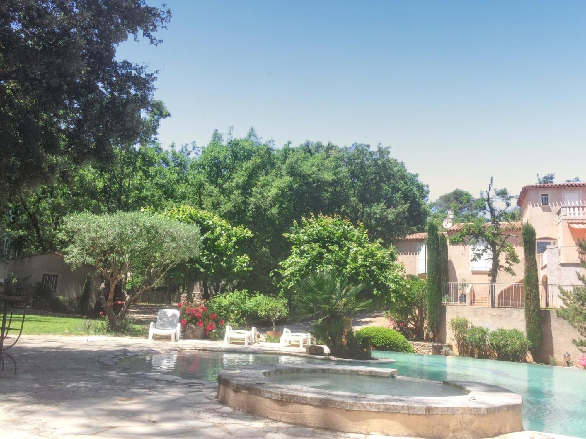 Villa Spacieuse Avec Piscine A Saint Maximin 외부 사진