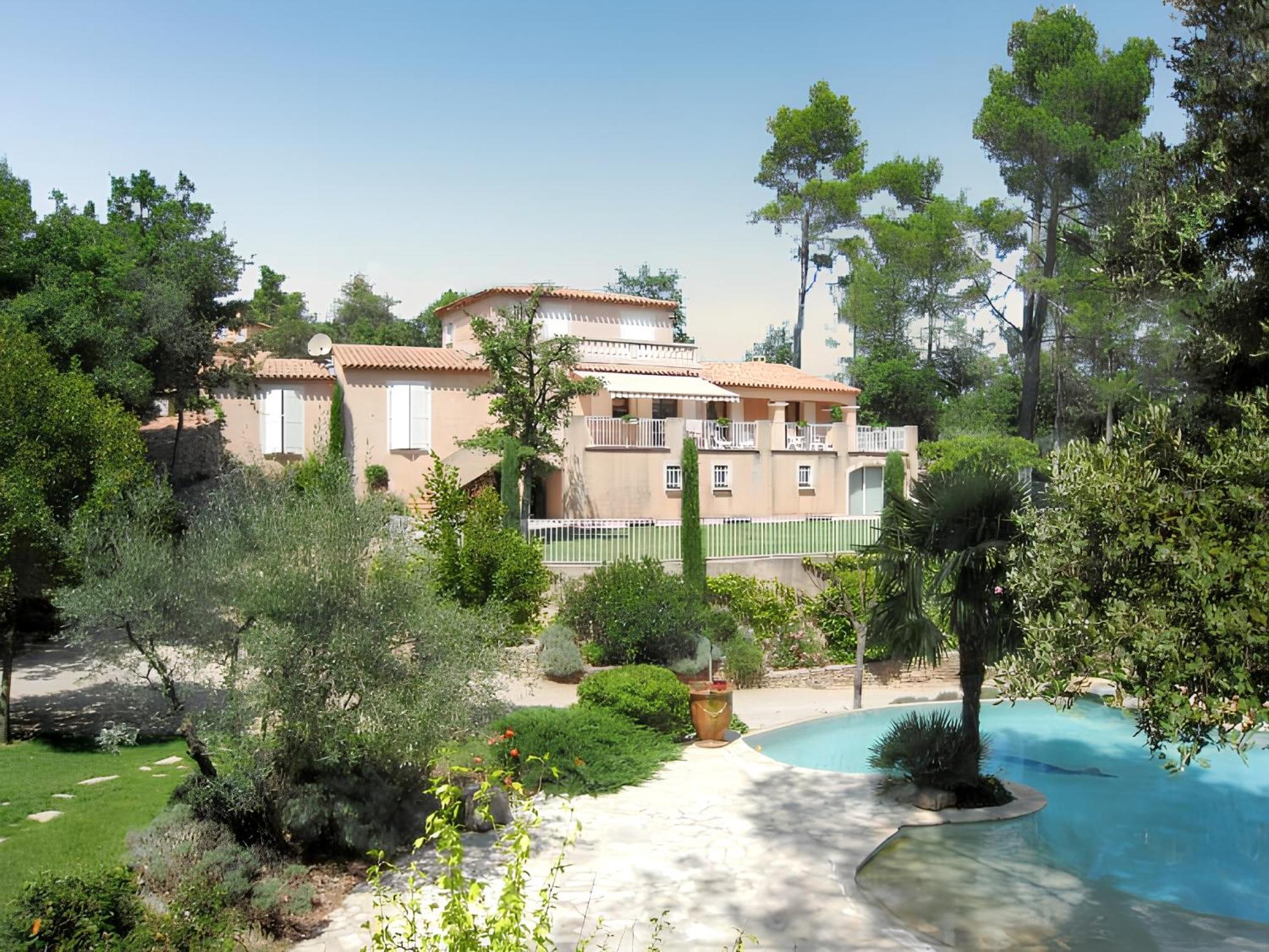Villa Spacieuse Avec Piscine A Saint Maximin 외부 사진